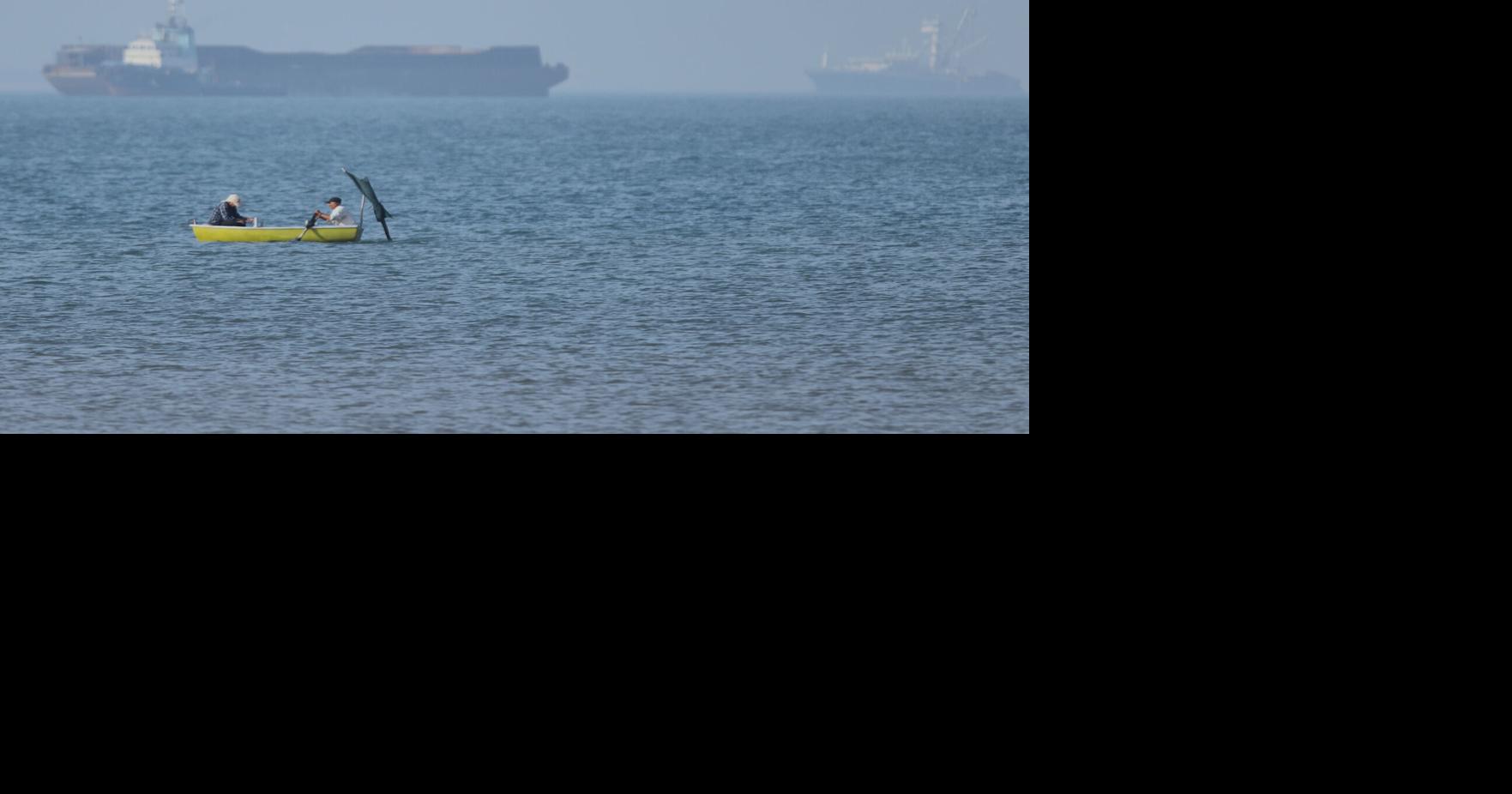 Iran warns US against attacks on oil tankers