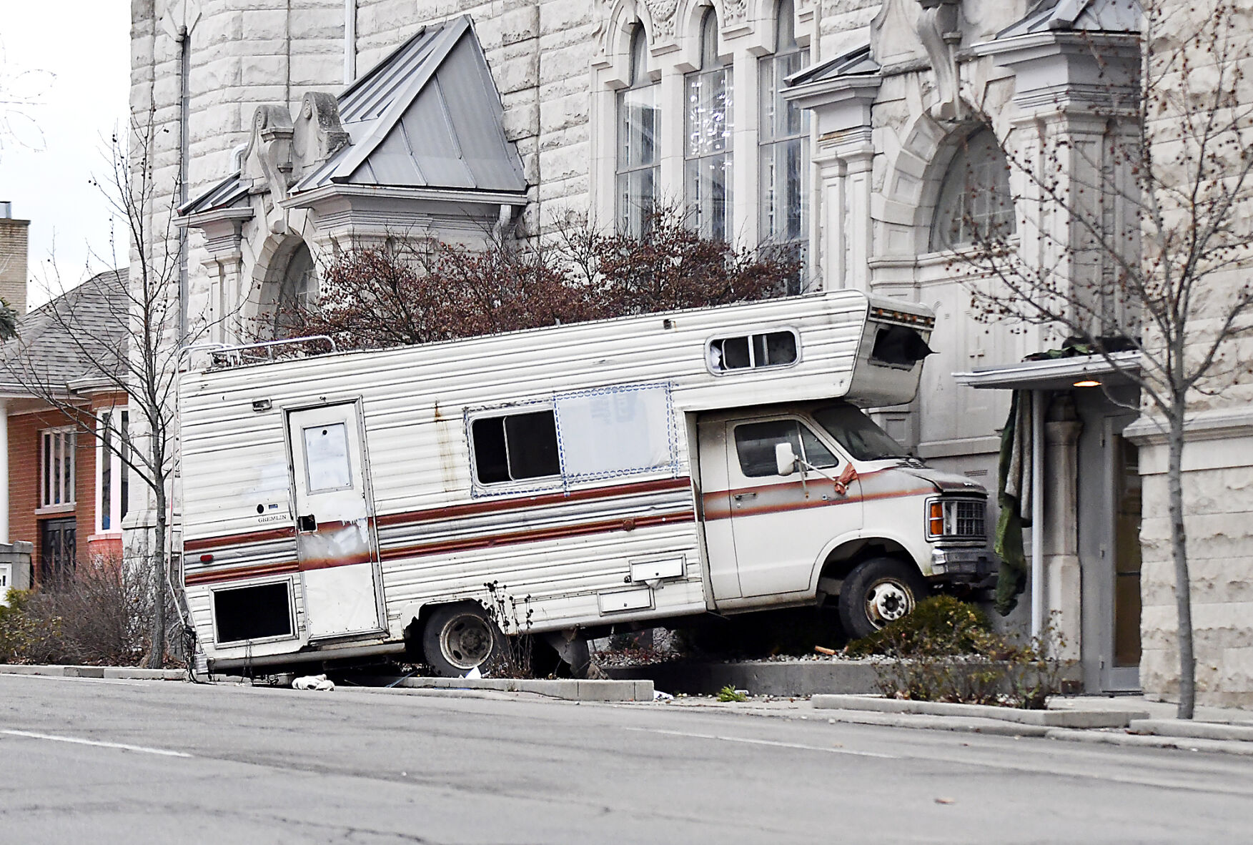 Crash causes gas leak, evacuation - Vimarsana News