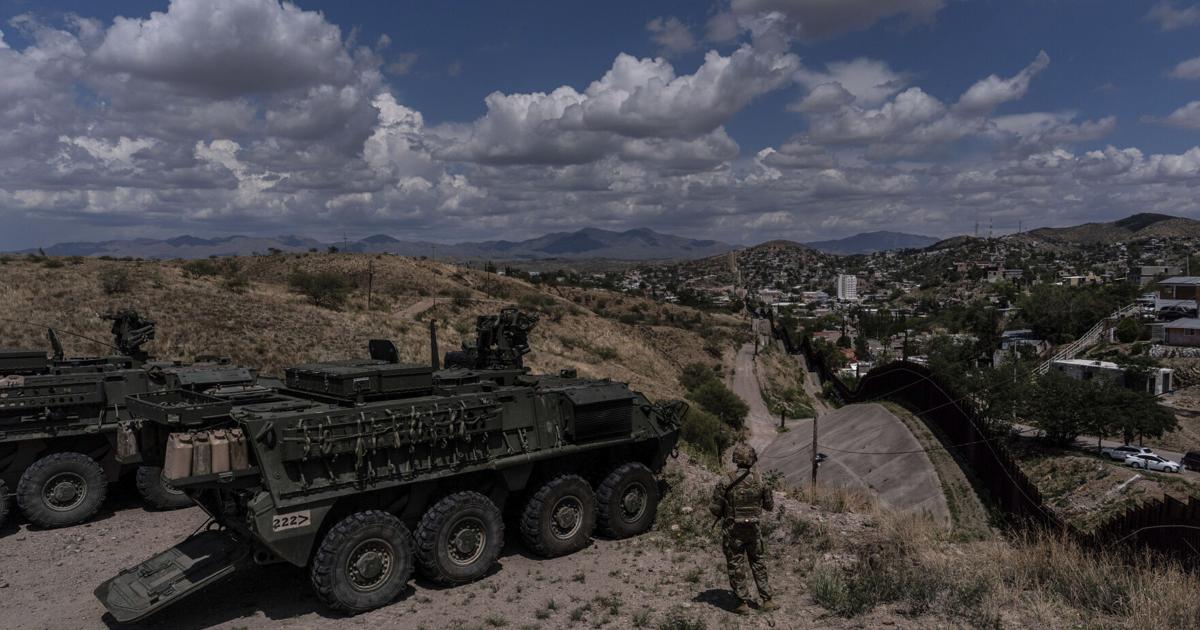 Man halted climbing US-Mexico border wall