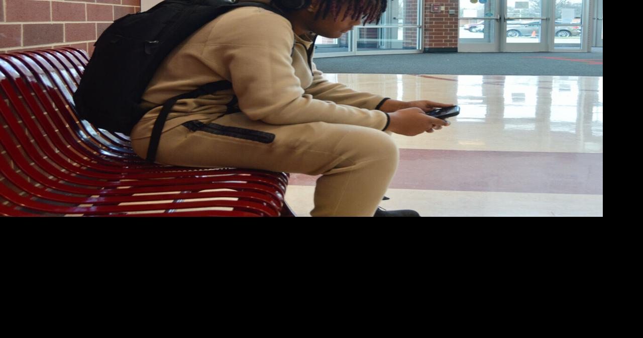 Indiana House panel advances school cellphone crackdown