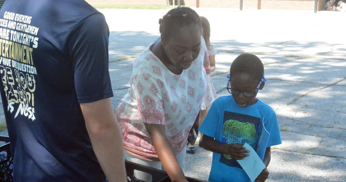 Niles Community Schools hosts pop-up library at Howard Elementary