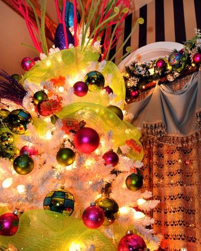 42 Attaractive Peacock Christmas Tree Decorations Ideas