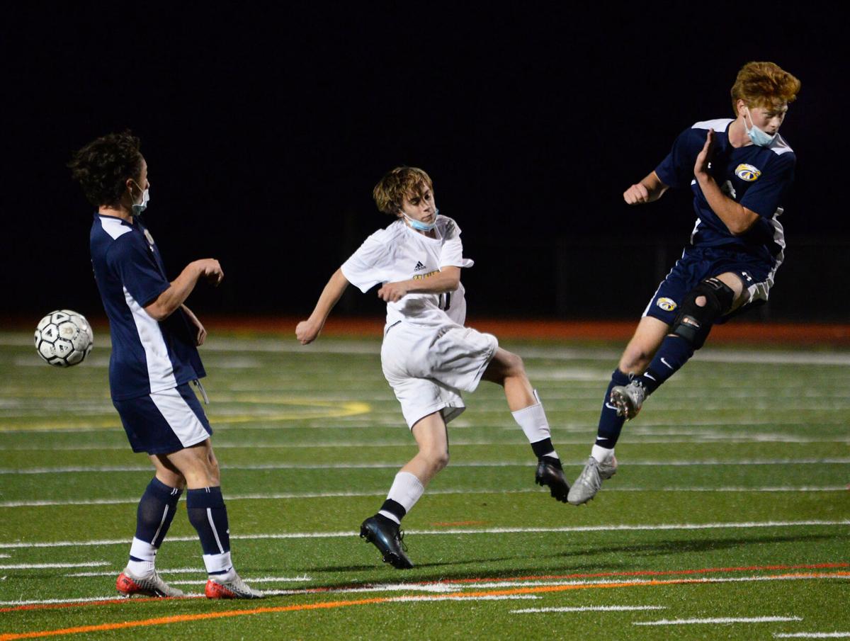 201104_ET_CRU_BOYSSOCCER_4.jpg
