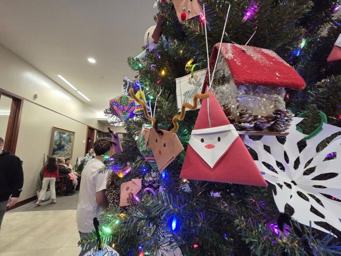 Ellis Elementary students sing, decorate tree at annual Zions Bank ...