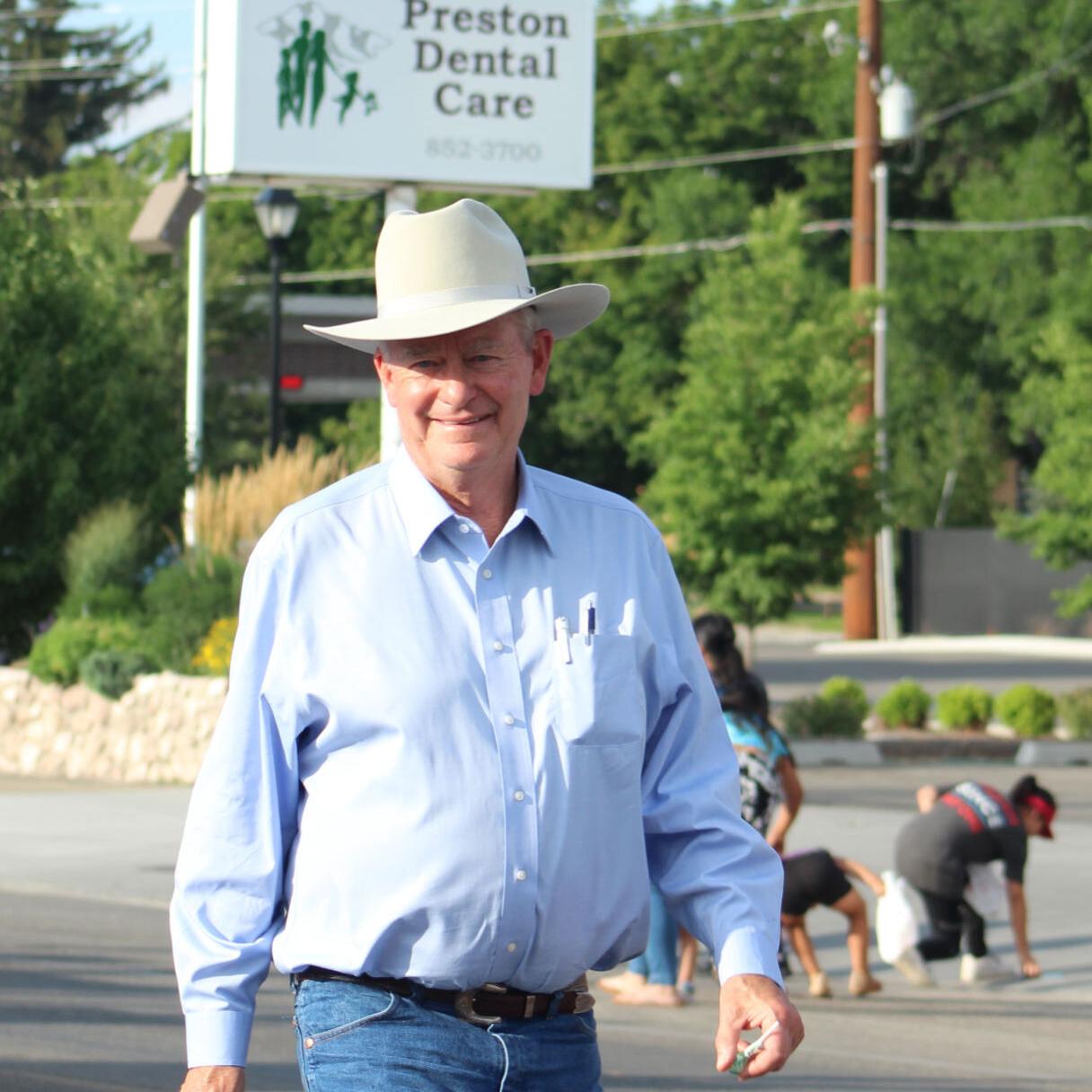Gov Little attends rodeo - Vimarsana News