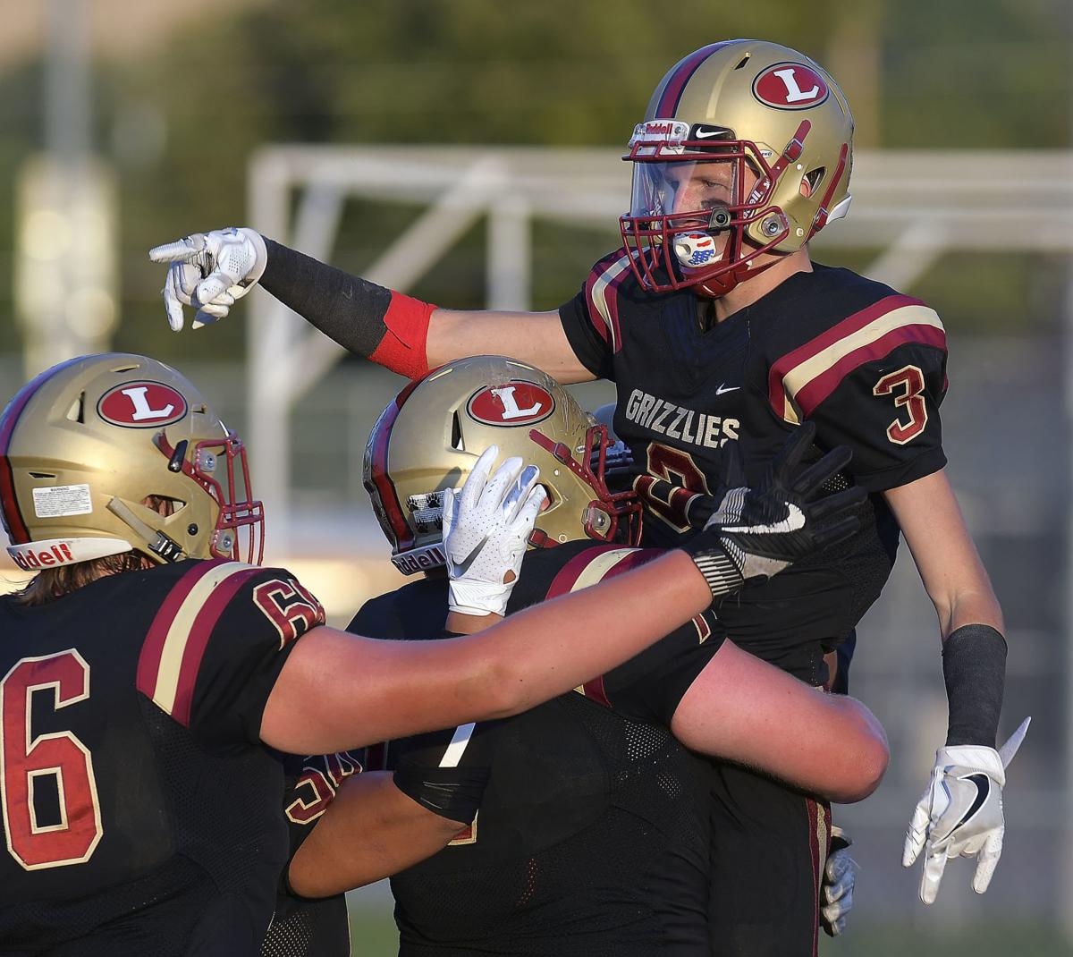 Grizzlies Improve To 4 0 On Gridiron School Sports Hjnews Com