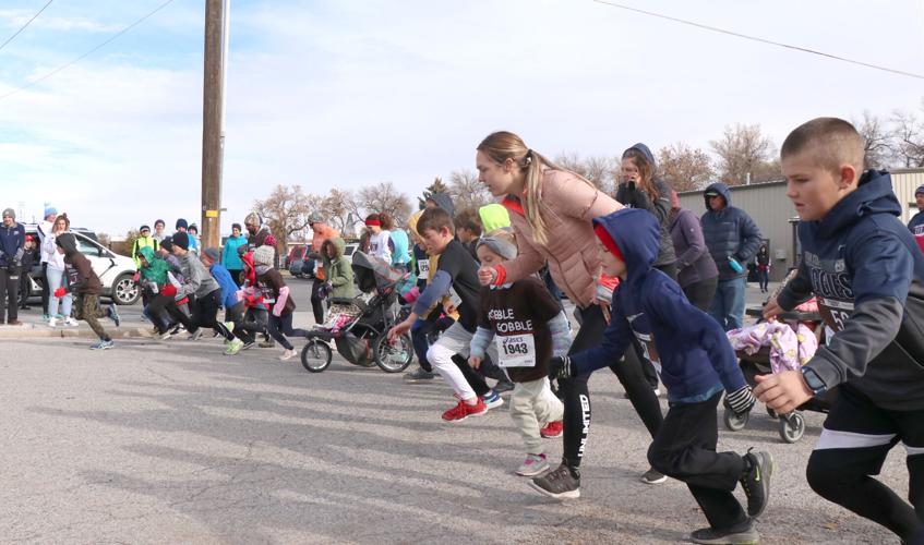 Cold turkeys Tremonton runners brave freezing temps to help food