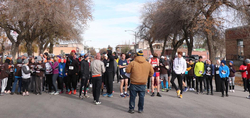 Cold turkeys Tremonton runners brave freezing temps to help food