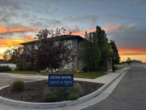 Zions Bank employees rally to help The Family Place
