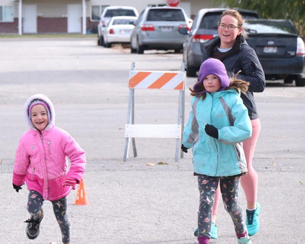 Cold turkeys Tremonton runners brave freezing temps to help food