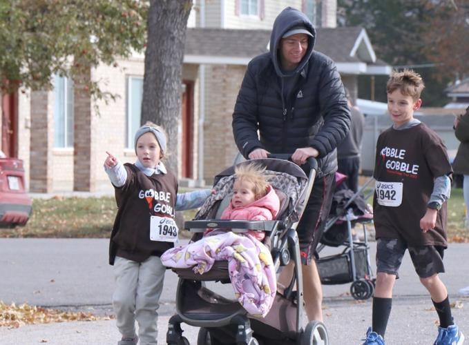 Cold turkeys Tremonton runners brave freezing temps to help food