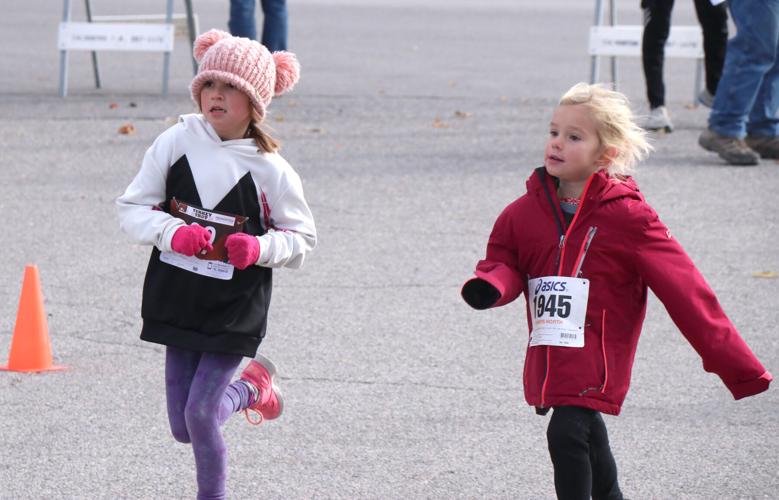 Cold turkeys Tremonton runners brave freezing temps to help food