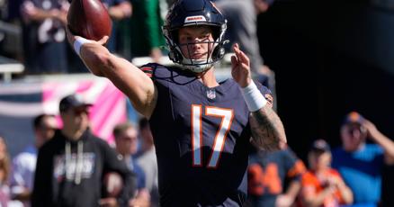 Keenum makes 'ceremonial first pitch' for the Bears before Bagent takes over at QB against the Jets