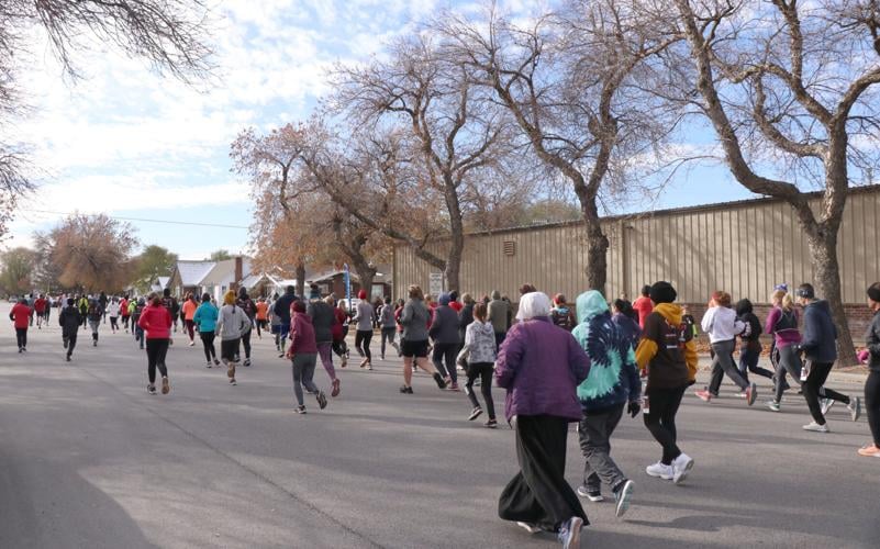 Cold turkeys Tremonton runners brave freezing temps to help food