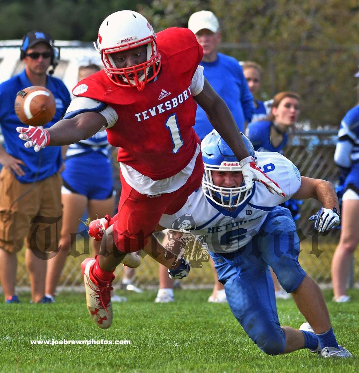 Tewksbury High Football Improves To 2 0 No 9 Redmen Scores Late