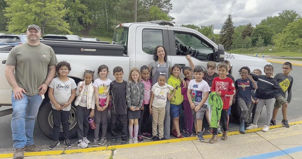 Oak Ridge Elementary helps Eagan battle invasive garlic mustard | Free ...
