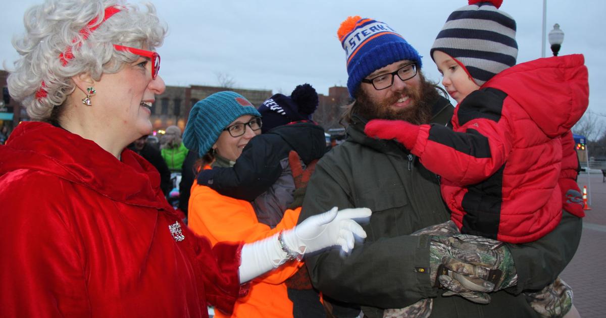 Anoka brings holidays home with annual tree lighting event Free