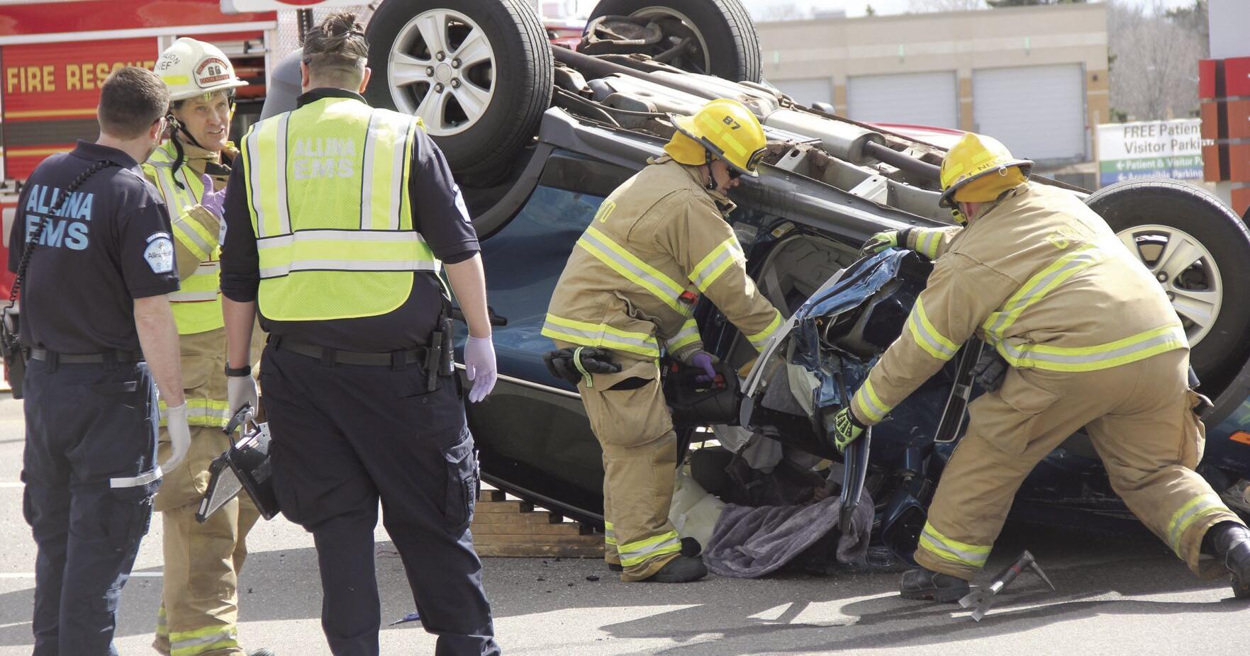 3 individuals suffer minor injuries in rollover two-vehicle collision in Coon Rapids - Vimarsana News