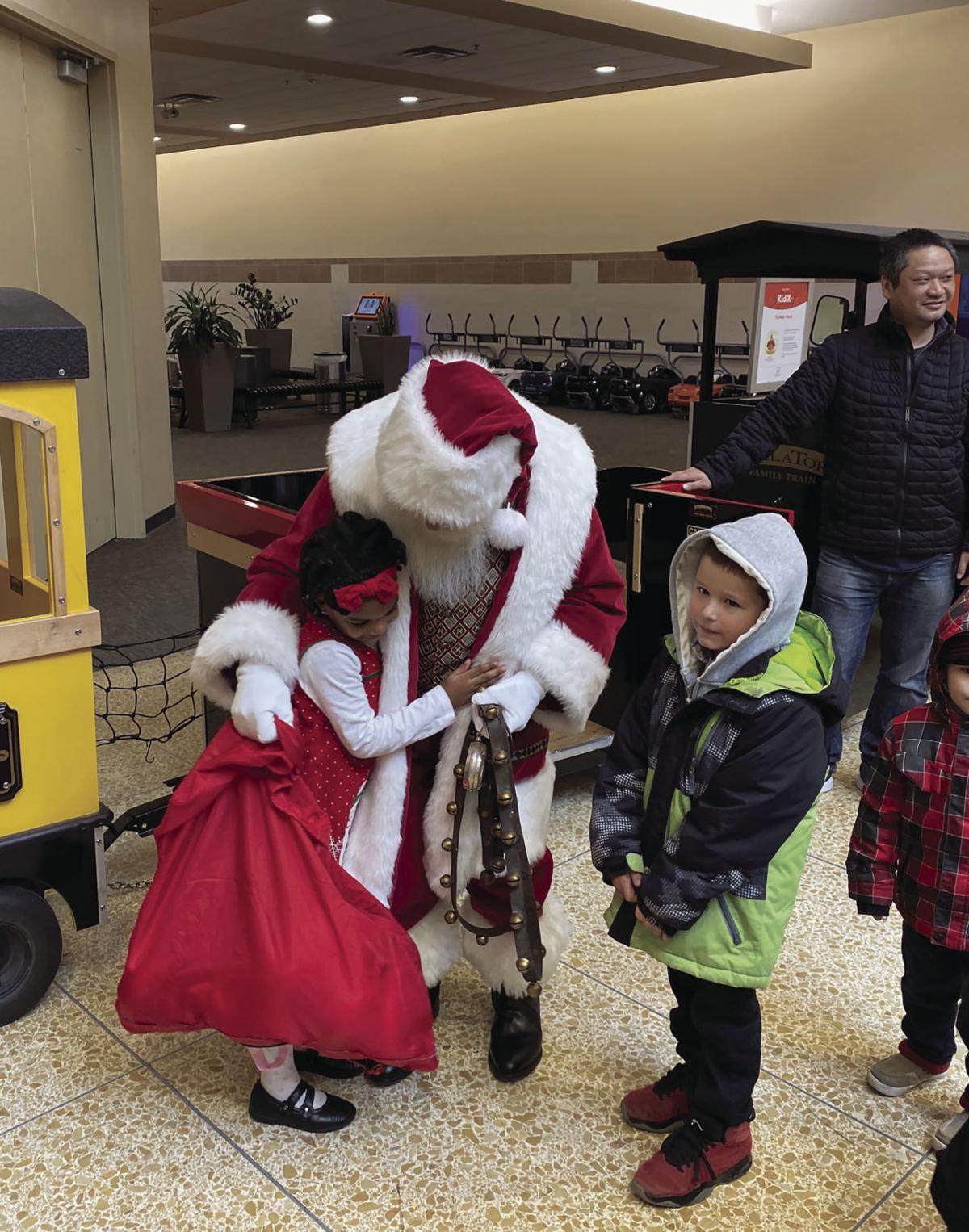 Santa Claus comes to Northtown Mall Blaine