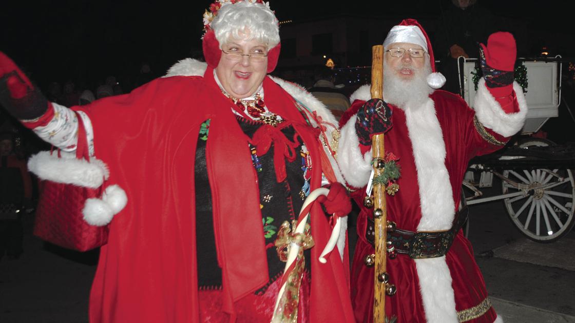 Santa To Stop By Maple Grove With A Parade Free Hometownsource Com Albertville Christmas Parade 2021