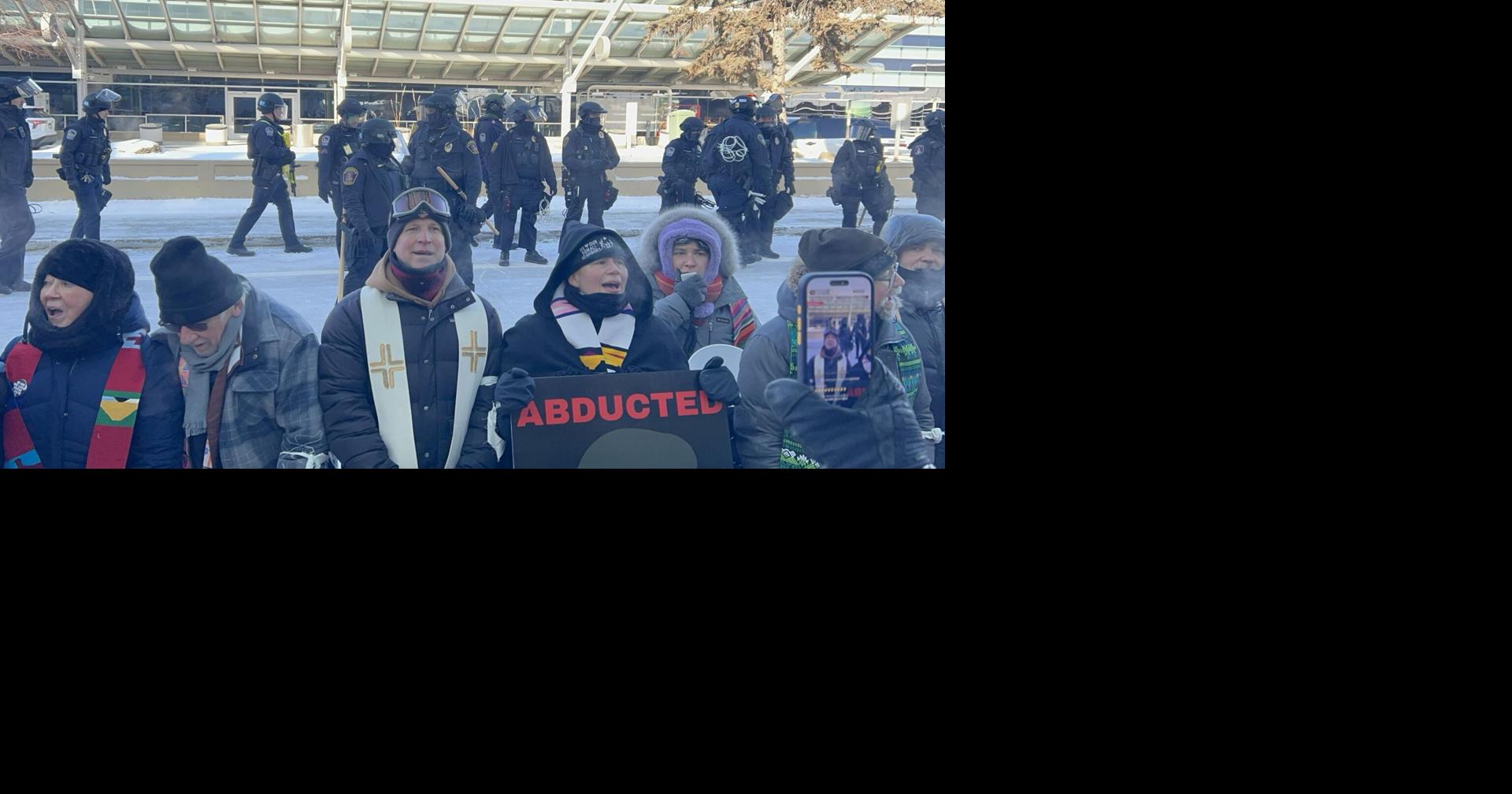 100 Minnesota clergy arrested at MSP airport while denouncing ICE surge ...