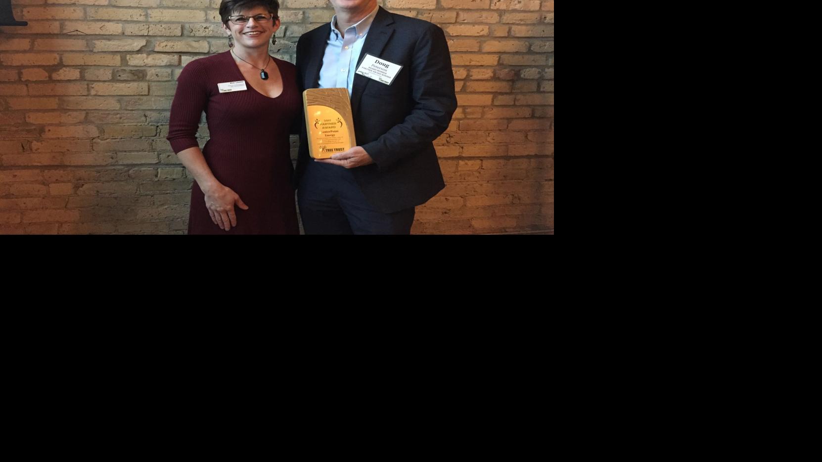 Centerpoint Energy Receives Tree Trust S 2017 Community Partner Award Dakota County Hometownsource Com