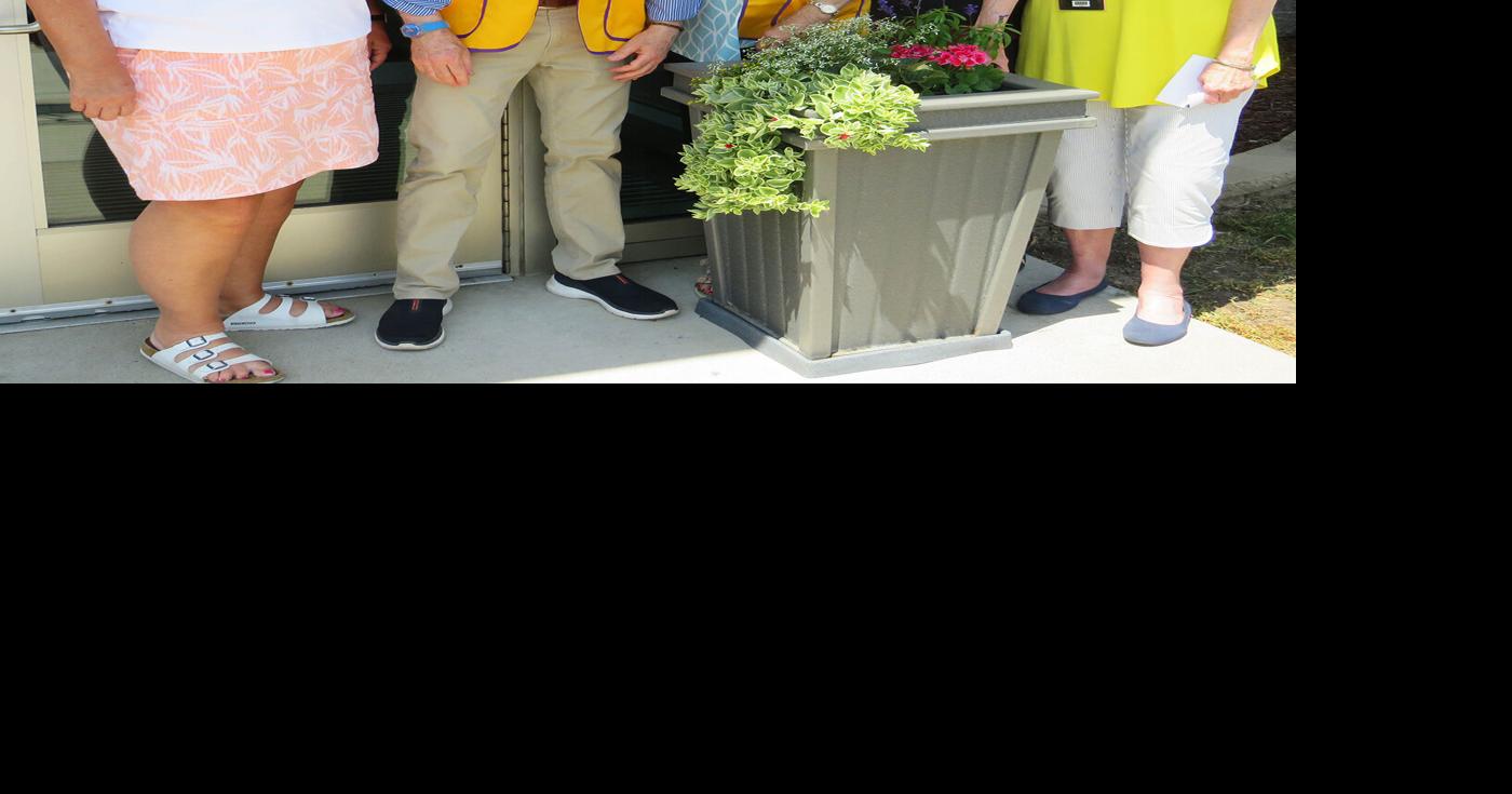 Apple Valley Lions donate to Apple Valley Senior Center Free