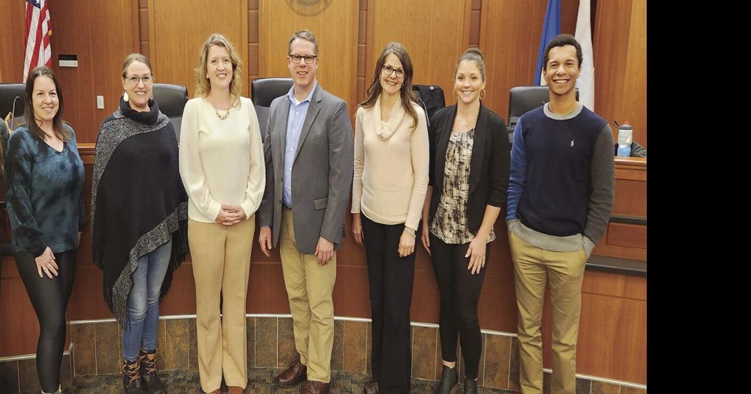 New Farmington School Board members sworn into office Farmington