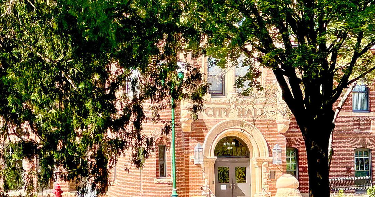 Housing ordinance could set new policies for home businesses, end two-car garage mandate