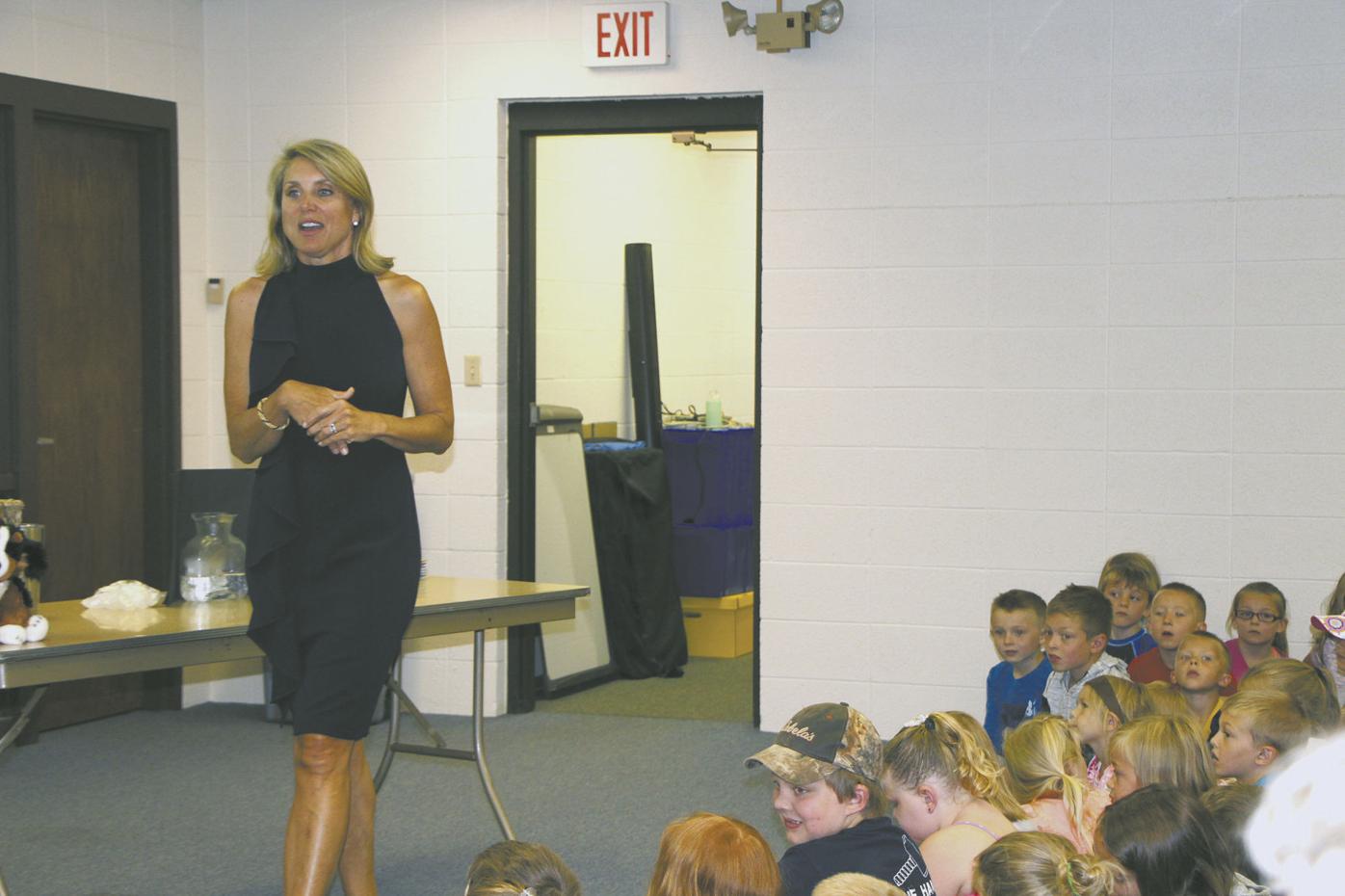 kare-11-s-belinda-jensen-visits-cambridge-public-library-cambridge