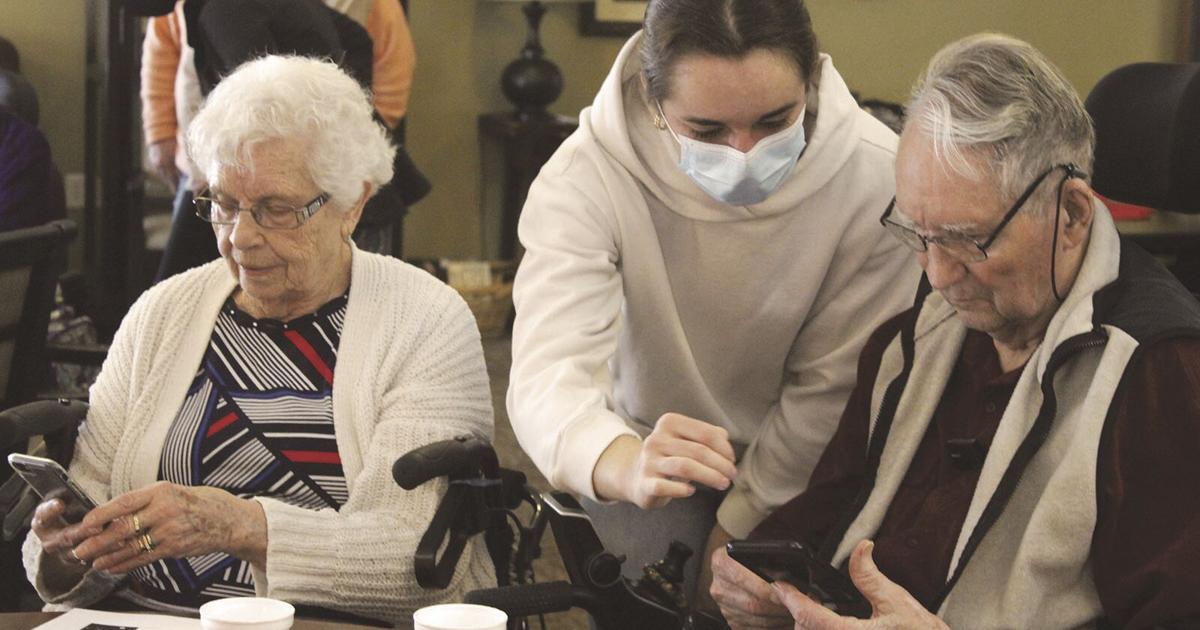 Princeton NHS students lead technology class at Sterling Pointe | Community Princeton NHS students lead technology class at Sterling Pointe | Community