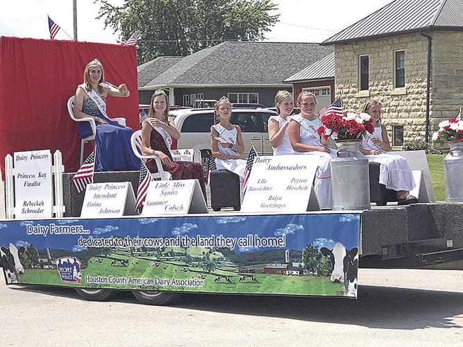 Small 4th of July parade held in Eitzen Free