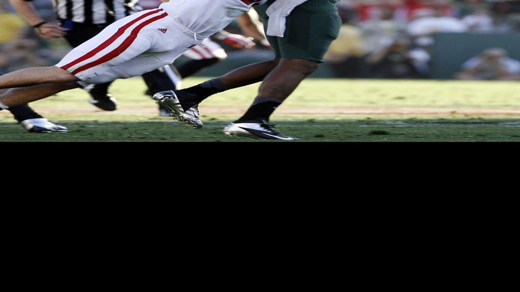 UW football Mike Taylor benefits from fellow linebacker College