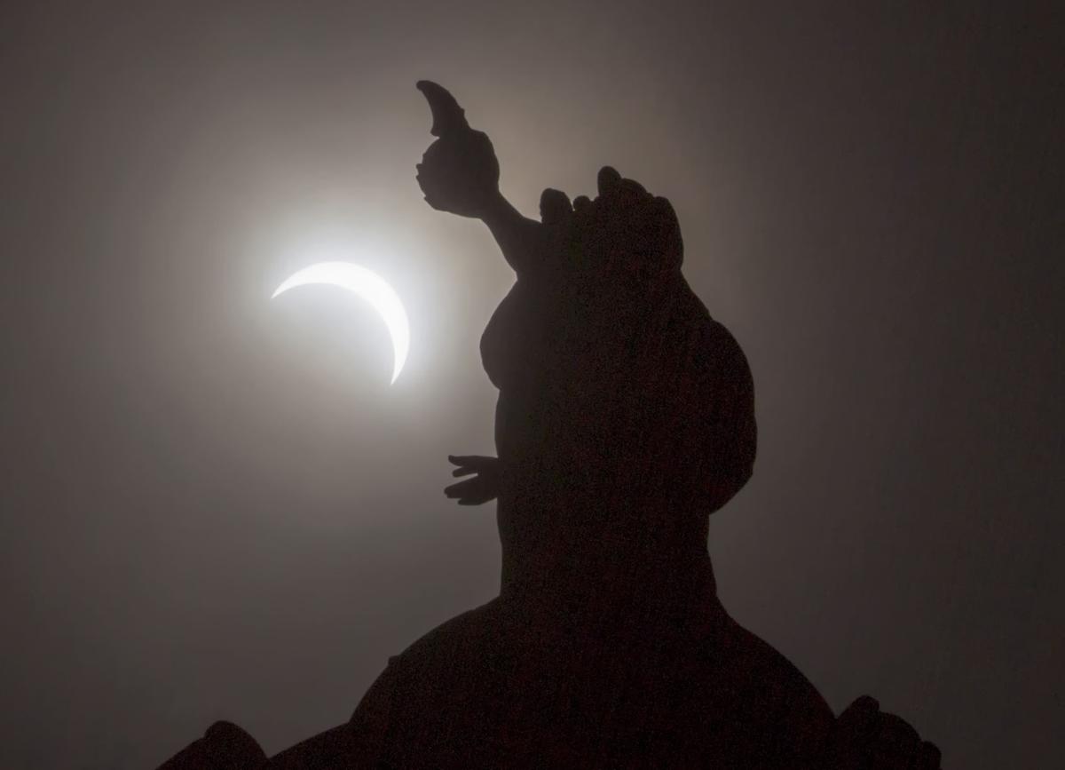 Eclipse Capitol 1