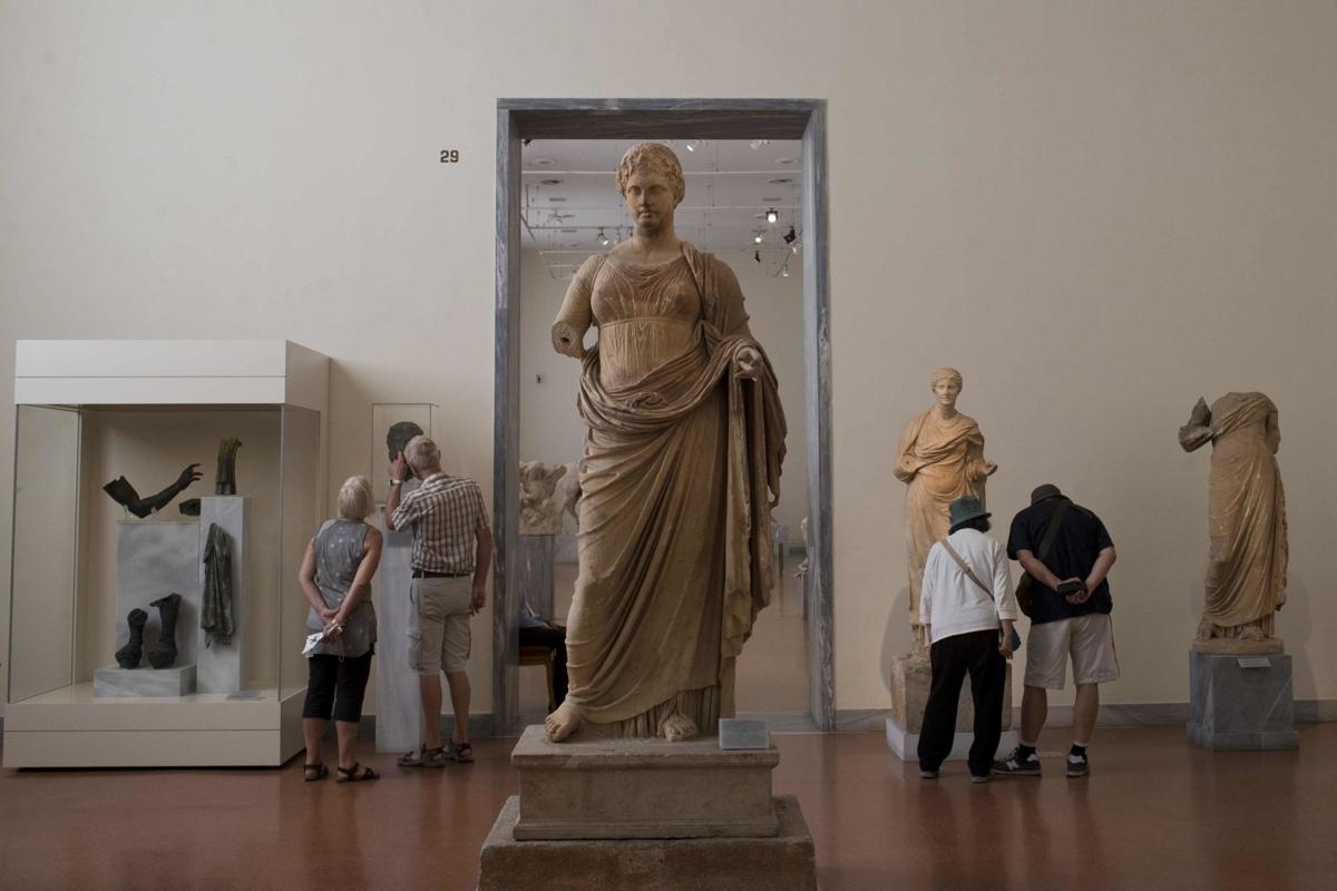 greek woman 300 b Ancient greece greek clothing women would sometimes wear a shorter decorated tunic from around 500 bc the fashion for a greek man's hair was short hair. greek woman 300 b Ancient greece greek clothing women would sometimes wear a shorter decorated tunic from around 500 bc the fashion for a greek man's hair was short hair.