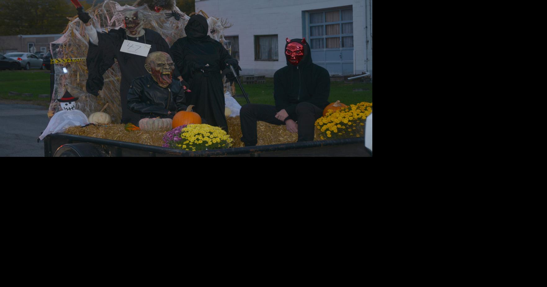 Mummers compete in Mapleton parade Local
