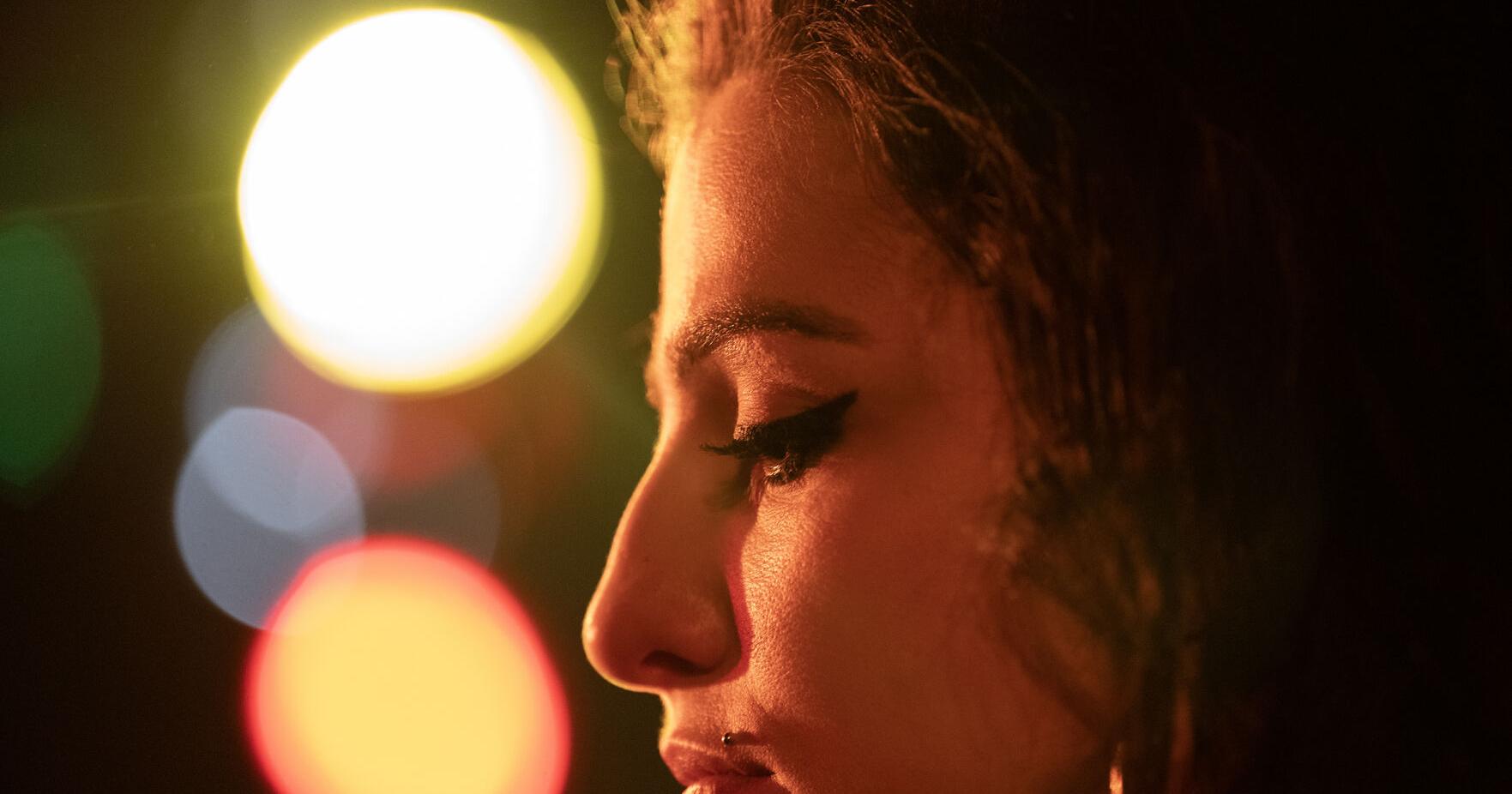 SCREEN: In 'Back to Black,' the lady sings the blues (and so much more). - Vimarsana News
