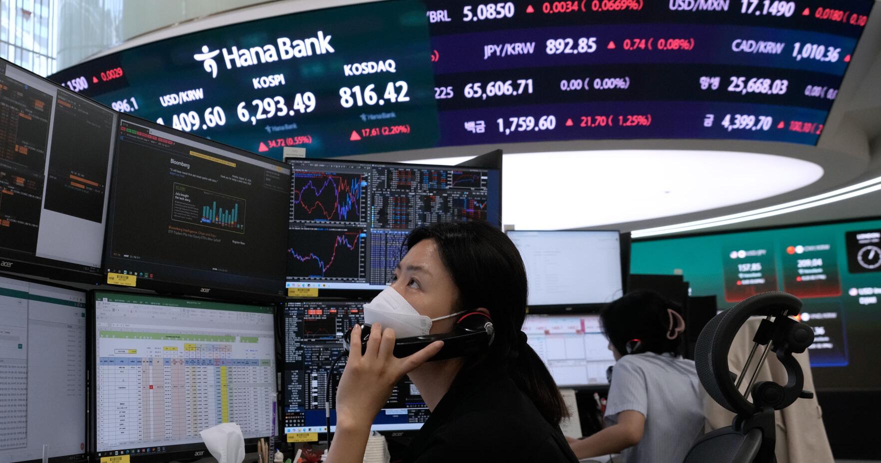 US stocks drift near their records as oil prices rise
