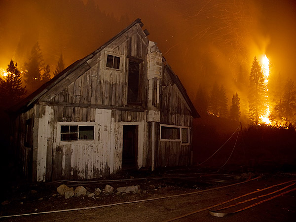 1,100 firefighters combat flames to protect homes in Featherville area ...
