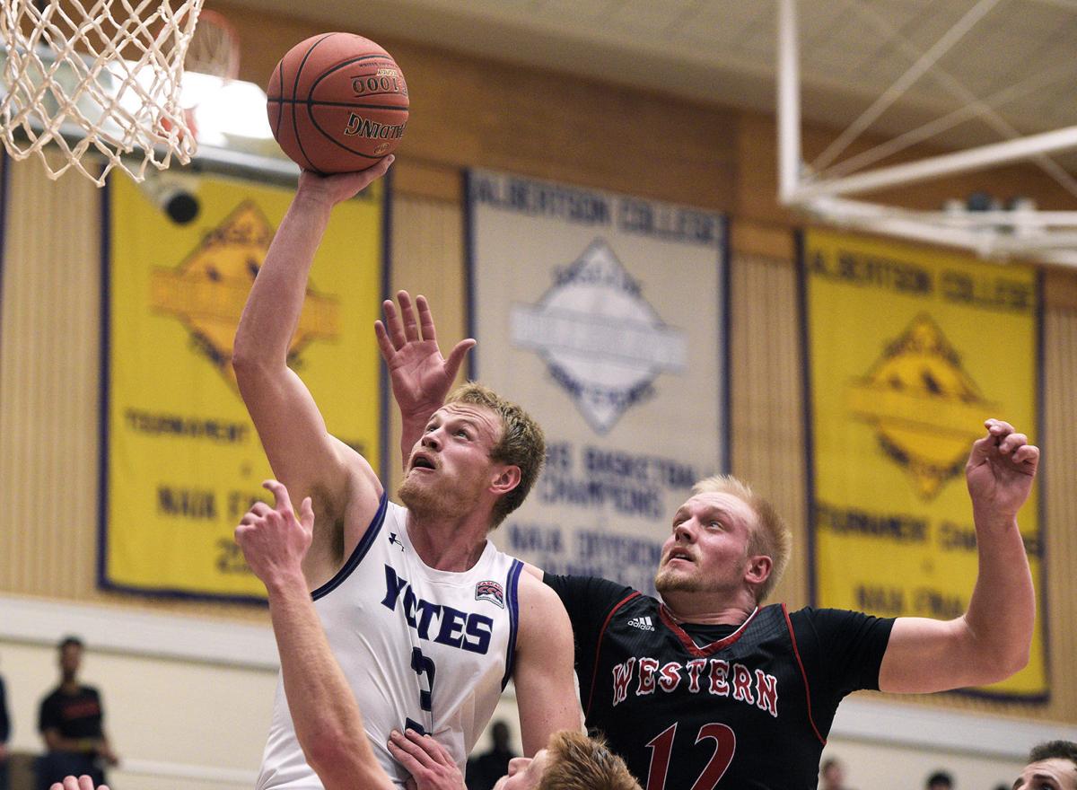 Yotes Get By Bulldogs With Second Half Effort Idaho College