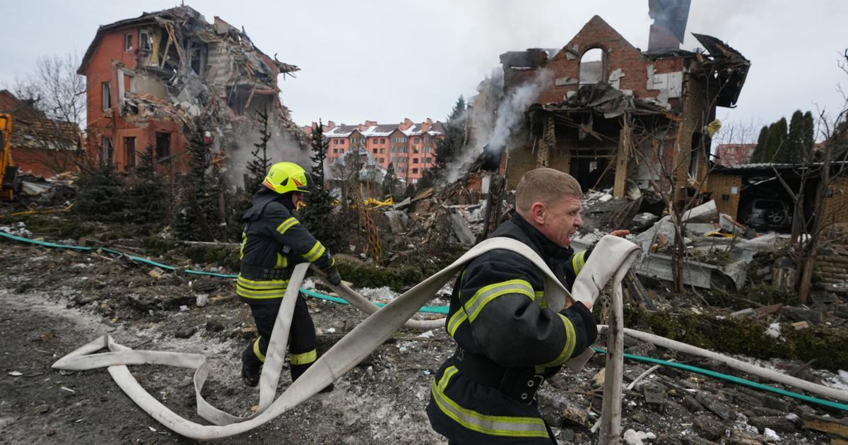 रूसी मिसाइल और ड्रोन हमले में कीव के उपनगरों पर हमला, 1 की मौत