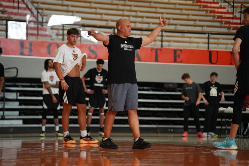 New roster. No problem: Bengals show early chemistry in 94-35 win over Capilano