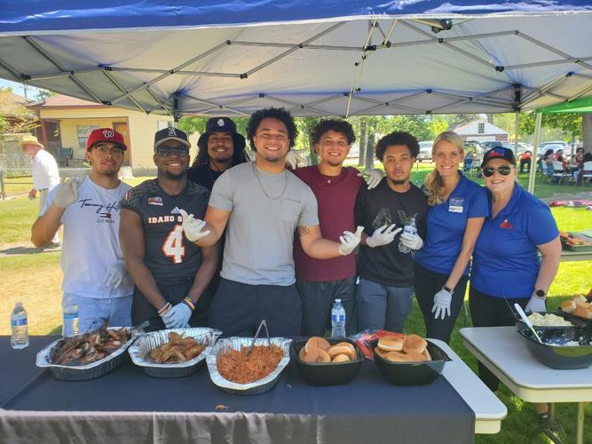 Adamson, Leeuwrik with ISU football players at Juneteenth 2021