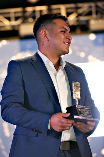 Calderón holds Golden Microphone award