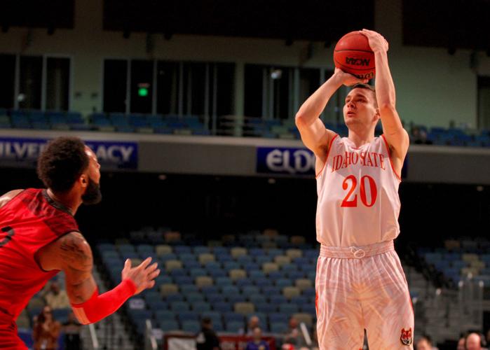 Balint Mocsan pulls up for 3.jpg