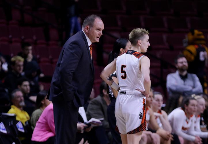 Seton Sobolewski coaching uo Dora Goles.jpg