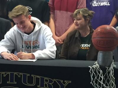 Local Recruiting Century S Hearn Picks La Verne Preps