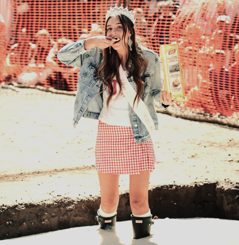 queen in cement.png
