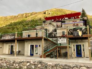 Sen. Risch honors Lava Hillside Suites as Idaho Veteran-Owned Business of the Month