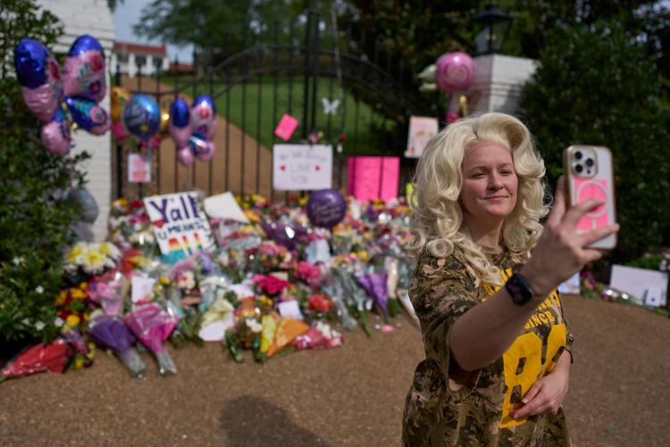 From Los Angeles to Nashville, fans remember Dolly Parton, in photos